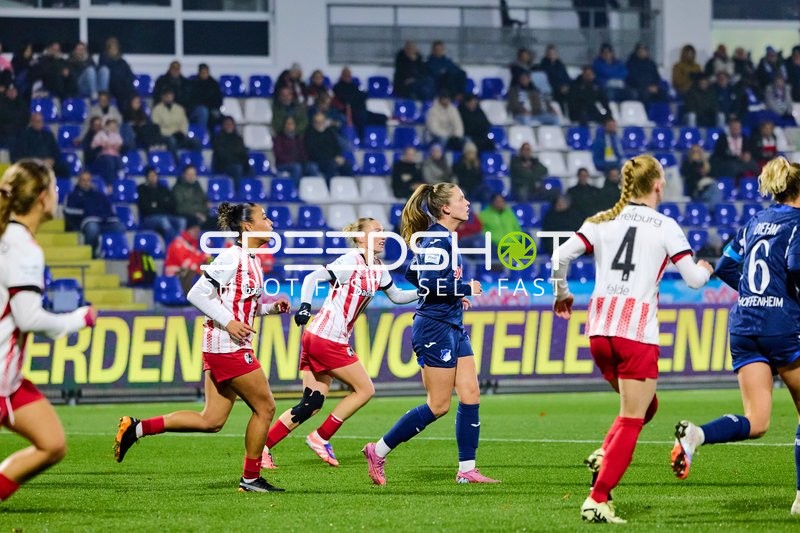 Spieler laufen auf dem Feld