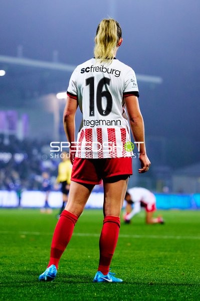 Spielerin auf dem Feld