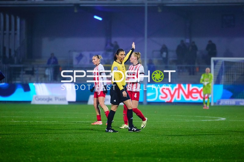 Schiedsrichterin zeigt Entscheidung