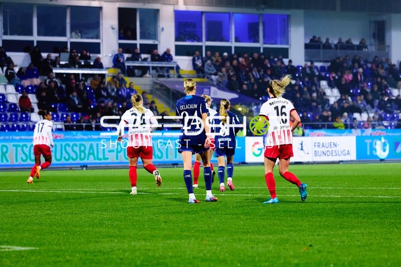 Spieler laufen auf dem Feld