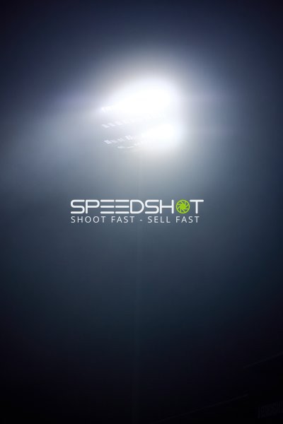 Stadionbeleuchtung bei Nacht