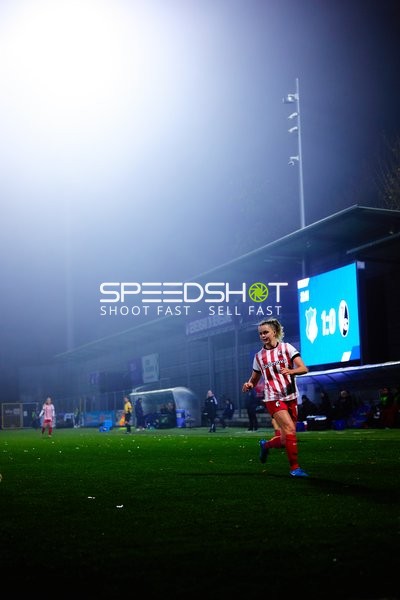 Spielszene mit Greta Stegemann (16; SC Freiburg Frauen)