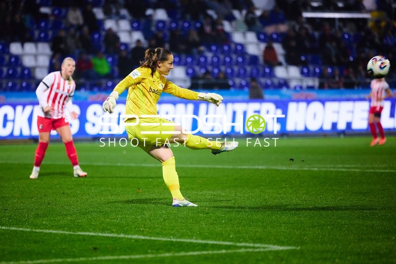 Torwart mit Abschlag