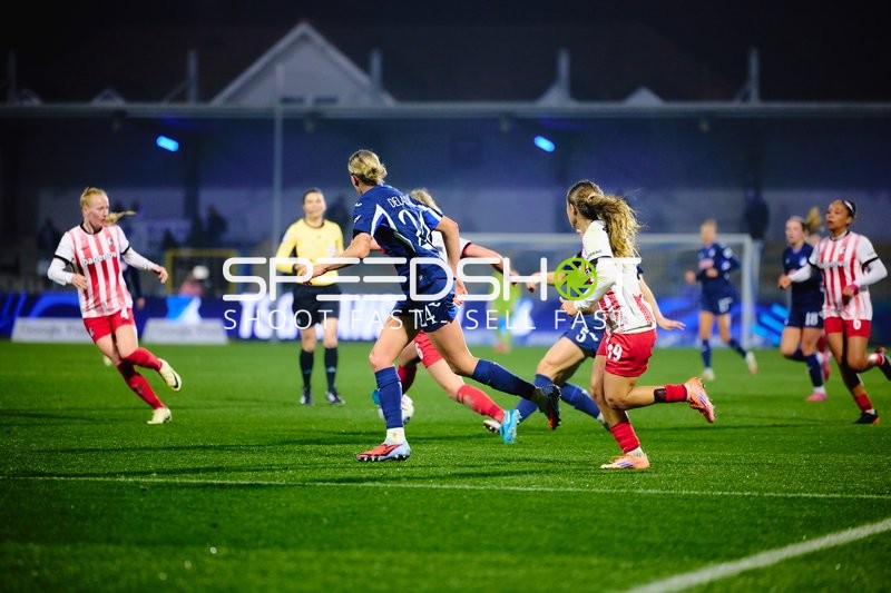 Spielszene mit Meret Felde (4; SC Freiburg Frauen)