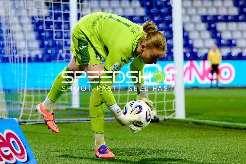 Torwart sichert Ball