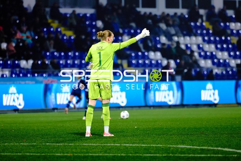 Torwart Laura Dick (1; TSG Hoffenheim Frauen) gibt Anweisungen