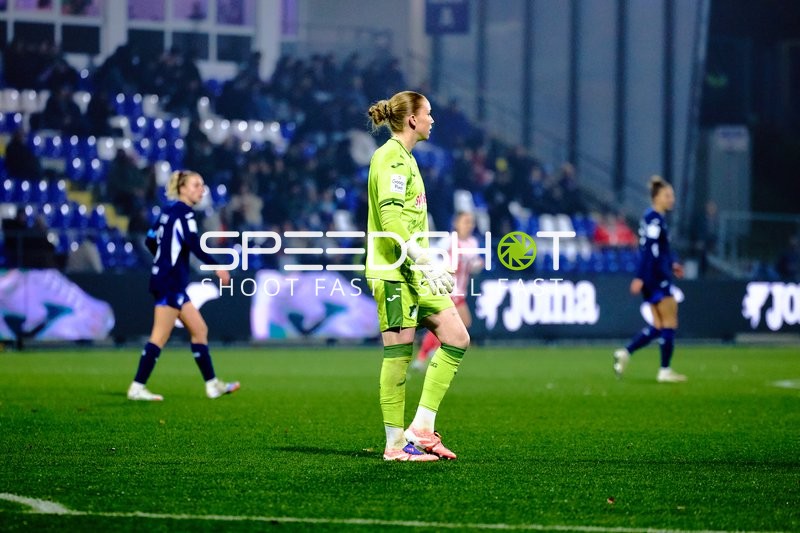 Torwart Laura Dick (1; TSG Hoffenheim Frauen) in Position
