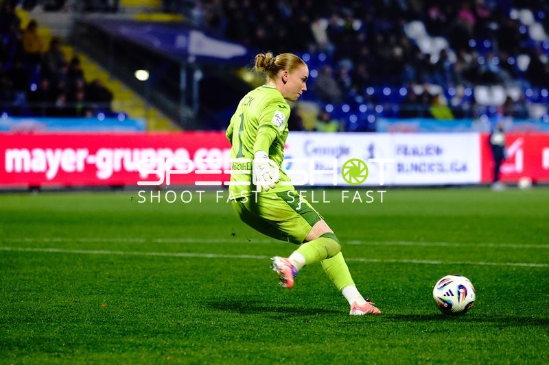 Torwart Laura Dick (1; TSG Hoffenheim Frauen) mit Ball
