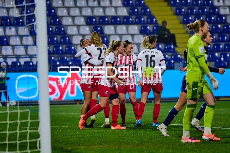 Torwart und jubelnde Spielerinnen