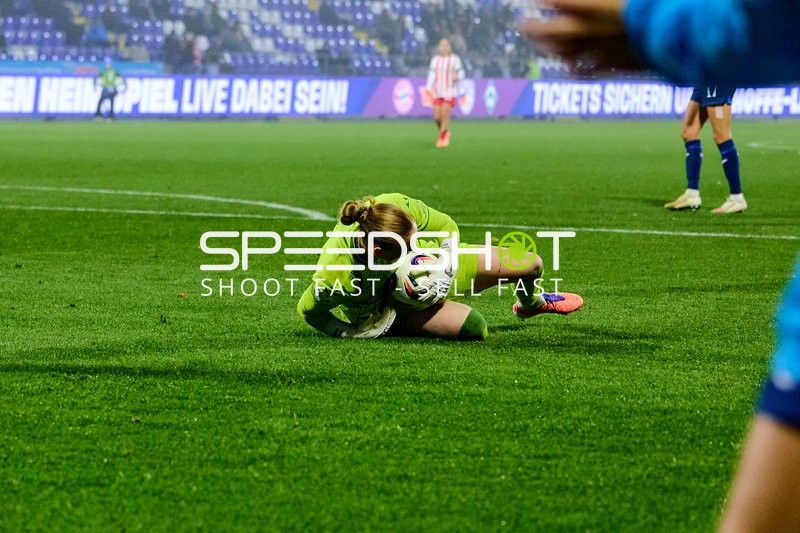 Torwart sichert Ball