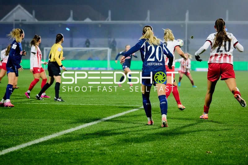 Spielerinnen kämpfen um Ball