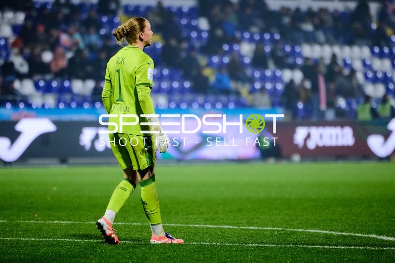 Torwart Laura Dick (1; TSG Hoffenheim Frauen) in Defensive