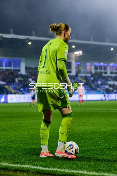 Torwart Laura Dick (1; TSG Hoffenheim Frauen) mit Ball
