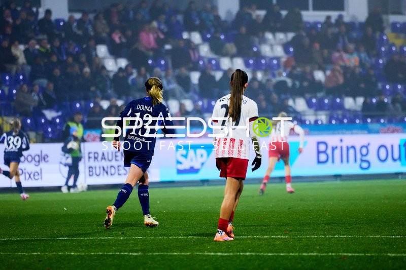 Spieler laufen auf dem Feld