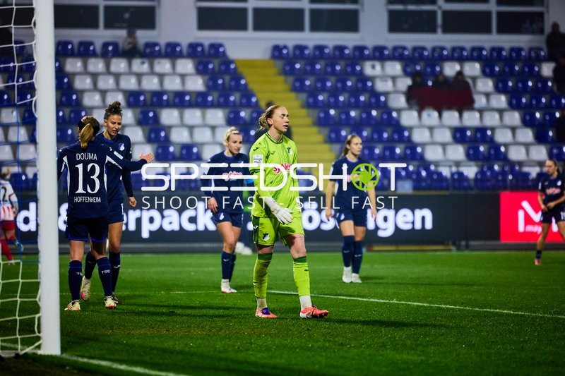 Torwart und Mittelfeldspielerinnen