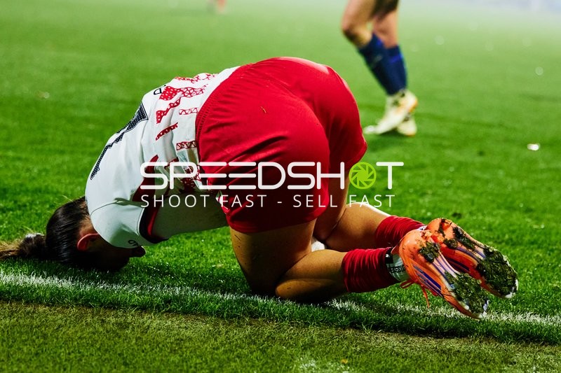 Spielerin verletzt am Boden