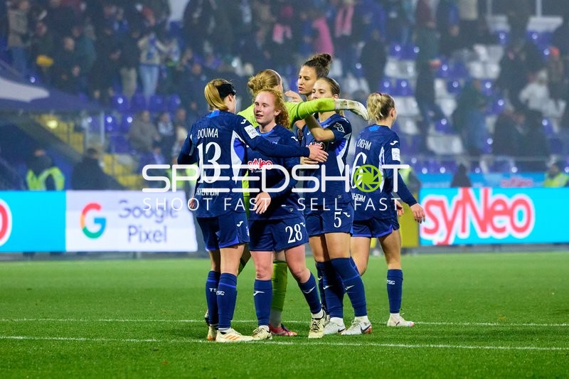 Spielerinnen feiern zusammen