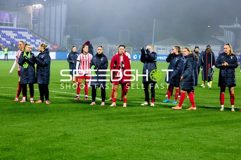 Spielerinnen applaudieren nach Spiel