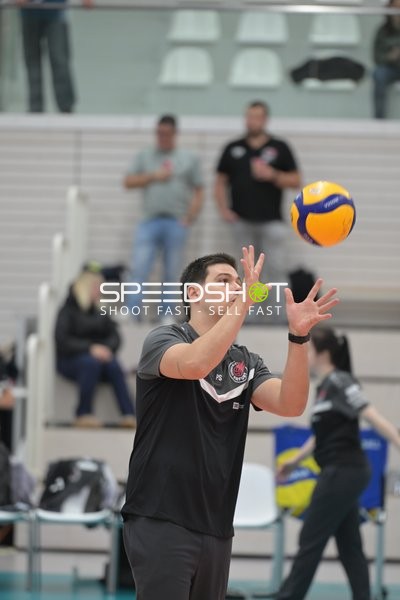 Trainer wirft Volleyball