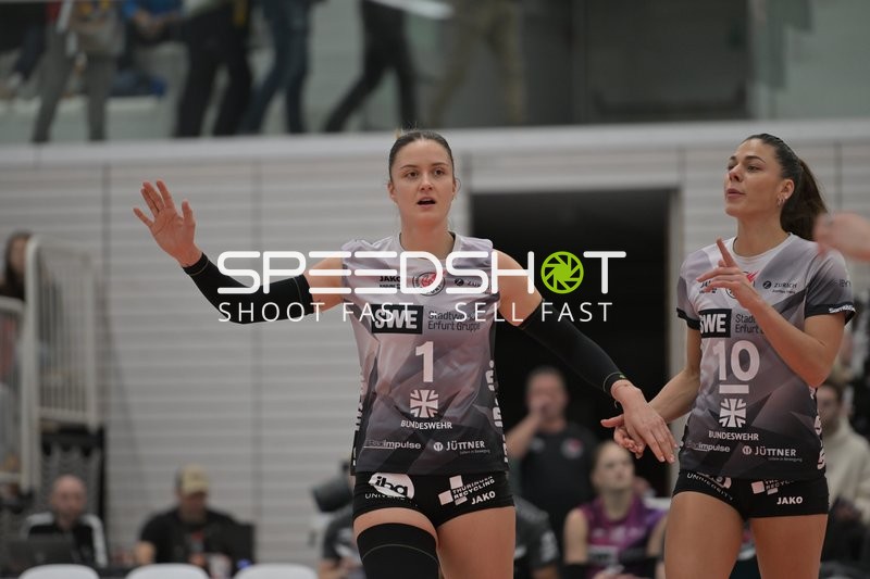 Alina Zellin (1; Schwarz-Weiß Erfurt) und Kinga Szücs (10; Schwarz-Weiß Erfurt) in Aktion