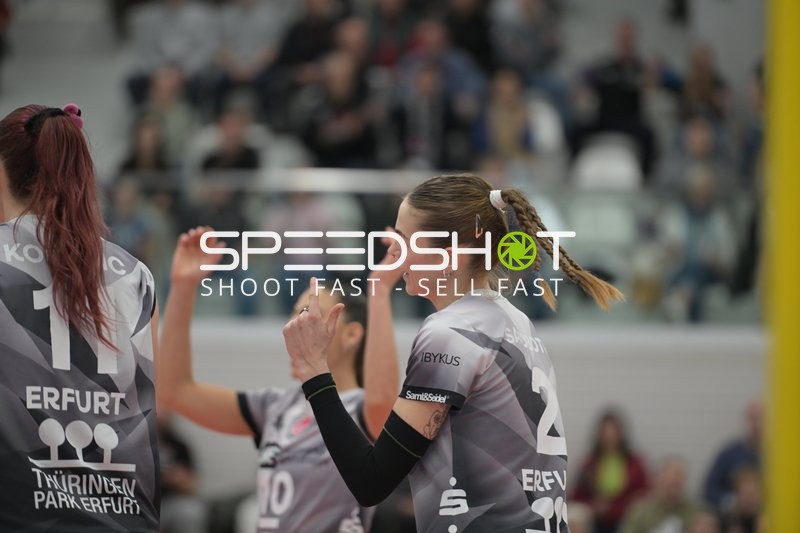 Elizabeth Sandbothe (2; Schwarz-Weiß Erfurt) jubelt