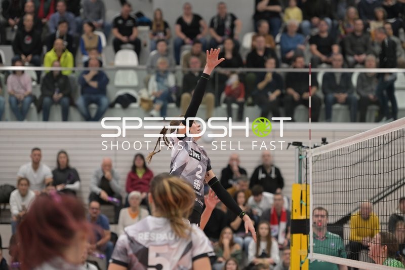 Elizabeth Sandbothe (2; Schwarz-Weiß Erfurt) schmettert am Netz