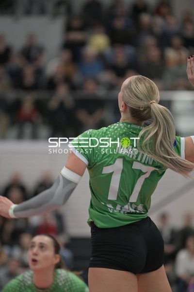 Isabel Martin (17; USC Münster) beim Aufschlag