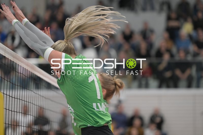 Alina Zellin (1; Schwarz-Weiß Erfurt) blockt am Netz