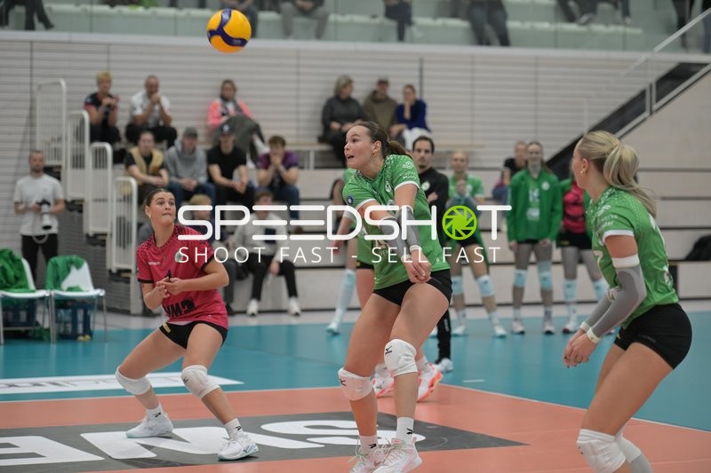 Amelie Strothoff (10; USC Münster) nimmt den Ball an