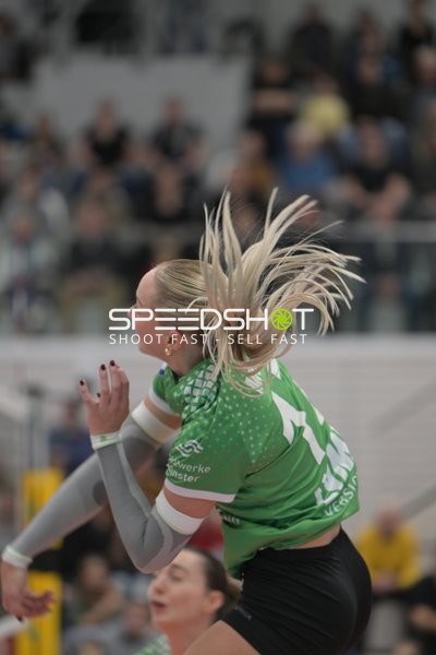 Franziska Heil (11; USC Münster) beim Aufschlag