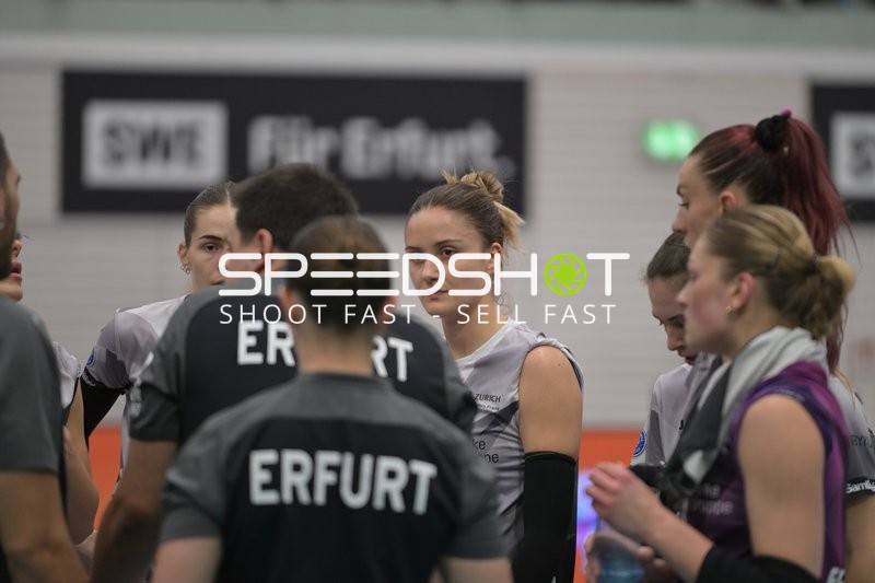 Timeout mit Alina Zellin (1; Schwarz-Weiß Erfurt) und Elizabeth Sandbothe (2; Schwarz-Weiß Erfurt)