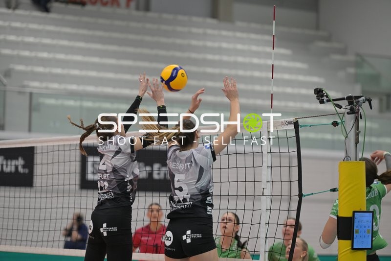 Block am Netz von Elizabeth Sandbothe (2; Schwarz-Weiß Erfurt) und Emilie Respaut (5; Schwarz-Weiß Erfurt)