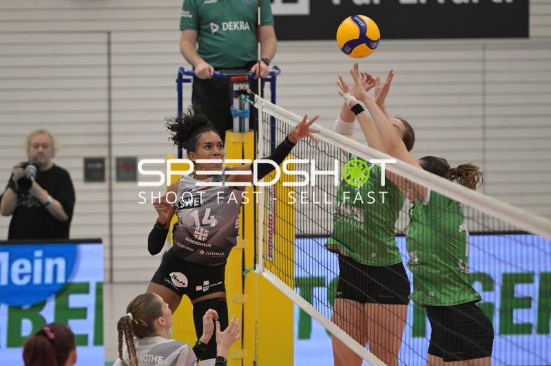 Alianza Darley (14; Schwarz-Weiß Erfurt) schmettert am Netz