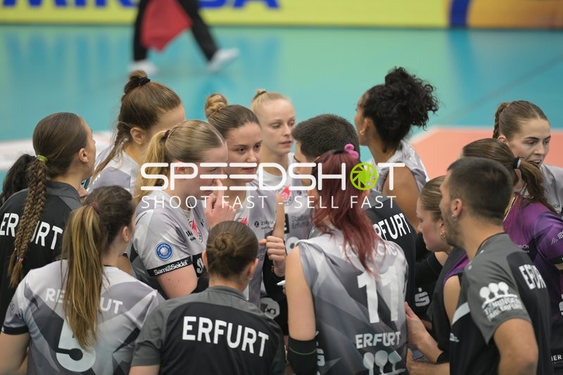 Timeout mit Antonia Greskamp (9; Schwarz-Weiß Erfurt) und Teamkolleginnen