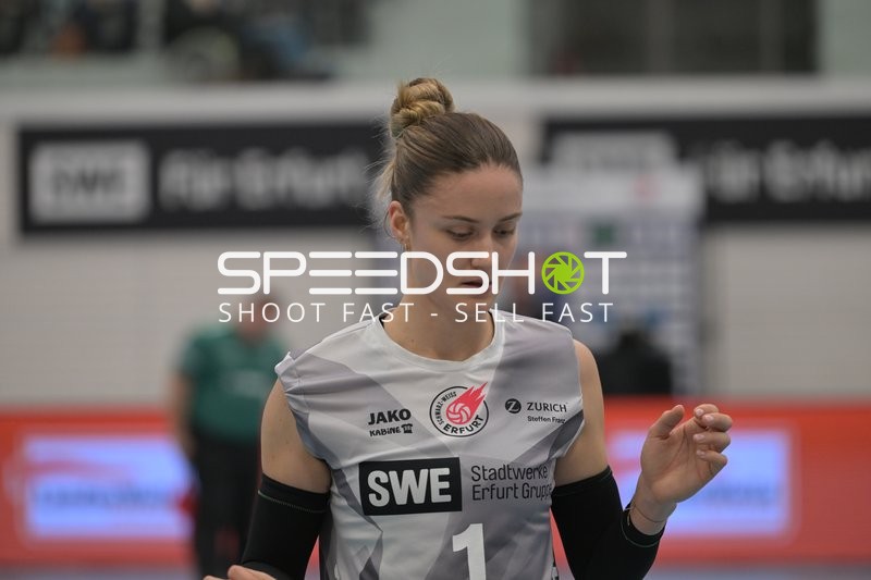 Alina Zellin (1; Schwarz-Weiß Erfurt) bereitet sich vor