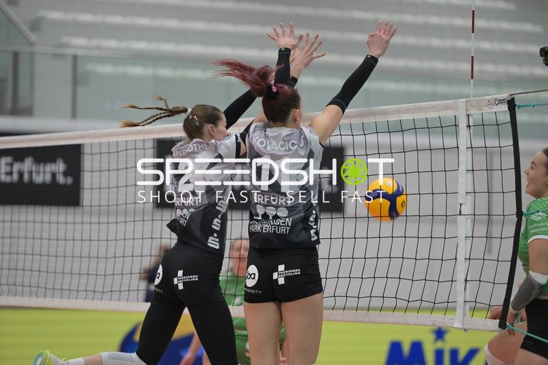 Blockversuch von Isabel Kovacic (11; Schwarz-Weiß Erfurt) und Elizabeth Sandbothe (2; Schwarz-Weiß Erfurt)