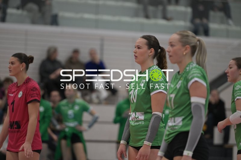 Volleyball-Situation mit Amelie Strothoff (10; USC Münster) und Pippa Molenaar (1; USC Münster)