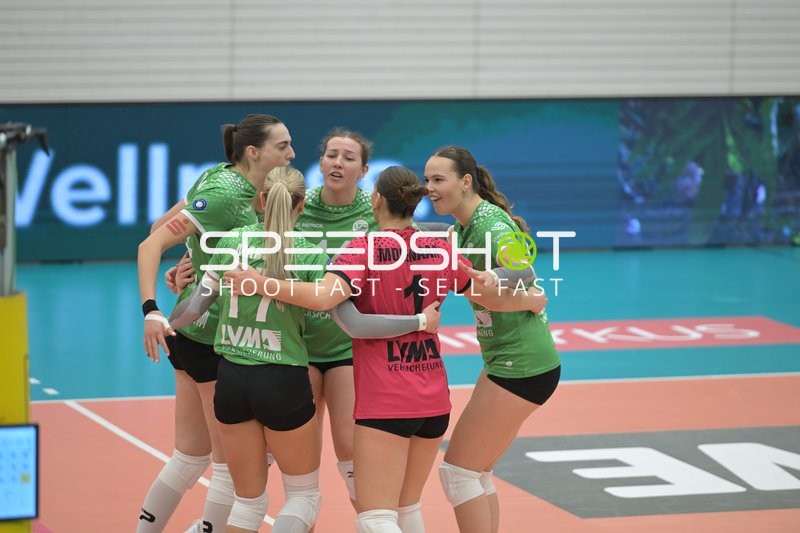 Brianna Ford (14; USC Münster) und Amelie Strothoff (10; USC Münster) feiern