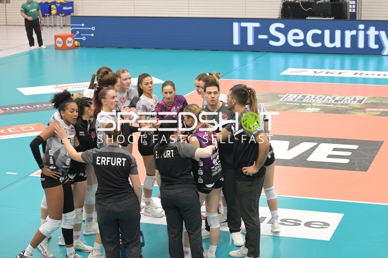 Timeout mit Kinga Szücs (10; Schwarz-Weiß Erfurt) und Team