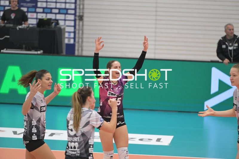 Mia Anna Stauß (55; Schwarz-Weiß Erfurt) jubelt ausgelassen