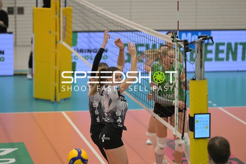 Emilie Respaut (5; Schwarz-Weiß Erfurt) blockt am Netz