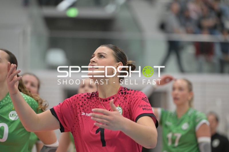 Pippa Molenaar (1; USC Münster) mit erhobenen Armen