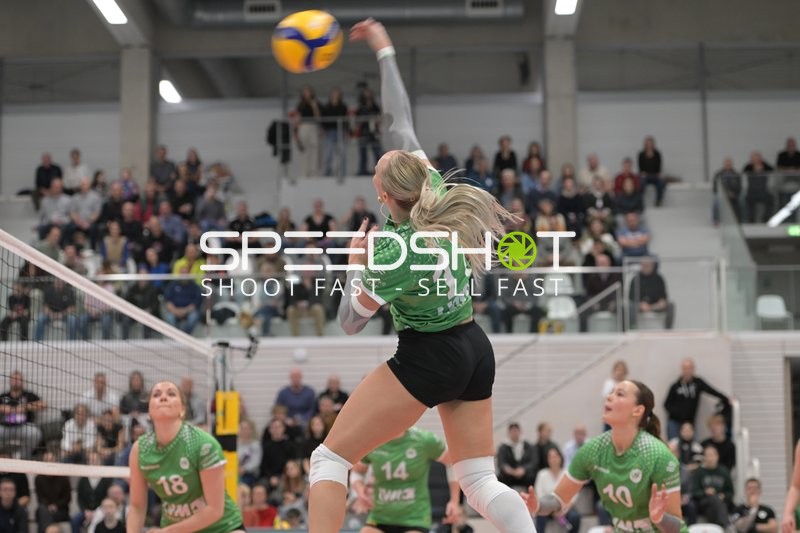 Alina Zellin (1; Schwarz-Weiß Erfurt) schmettert