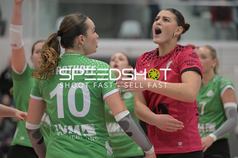 Pippa Molenaar (1; USC Münster) und Kinga Szücs (10; Schwarz-Weiß Erfurt) diskutieren