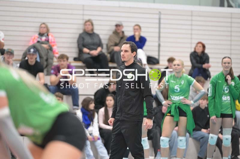 Trainer Matthias Pack (999; USC Münster) beobachtet, Lena Schultze (16; USC Münster) wartet