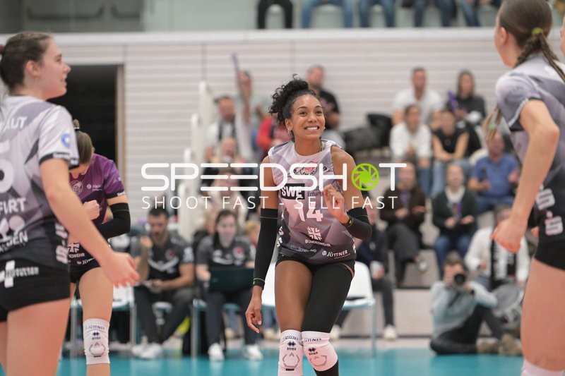 Alianza Darley (14; Schwarz-Weiß Erfurt) jubelt