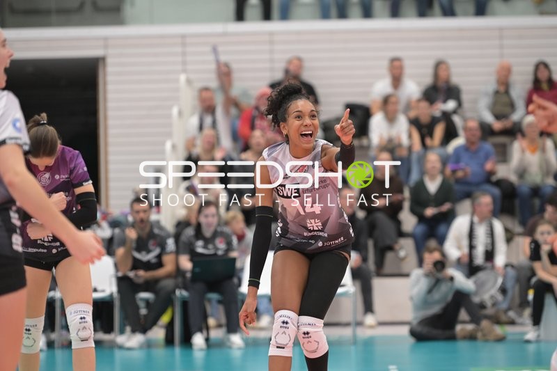 Alianza Darley (14; Schwarz-Weiß Erfurt) jubelt