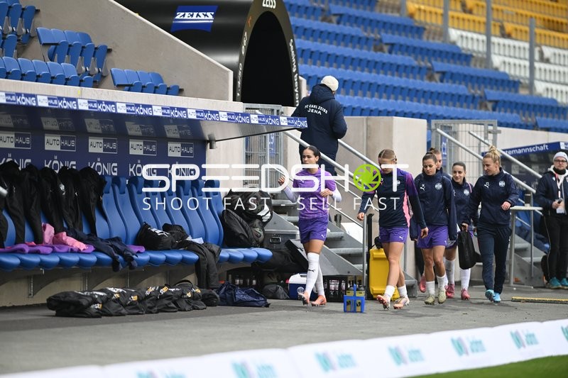 Spielerinnen betreten Spielfeld