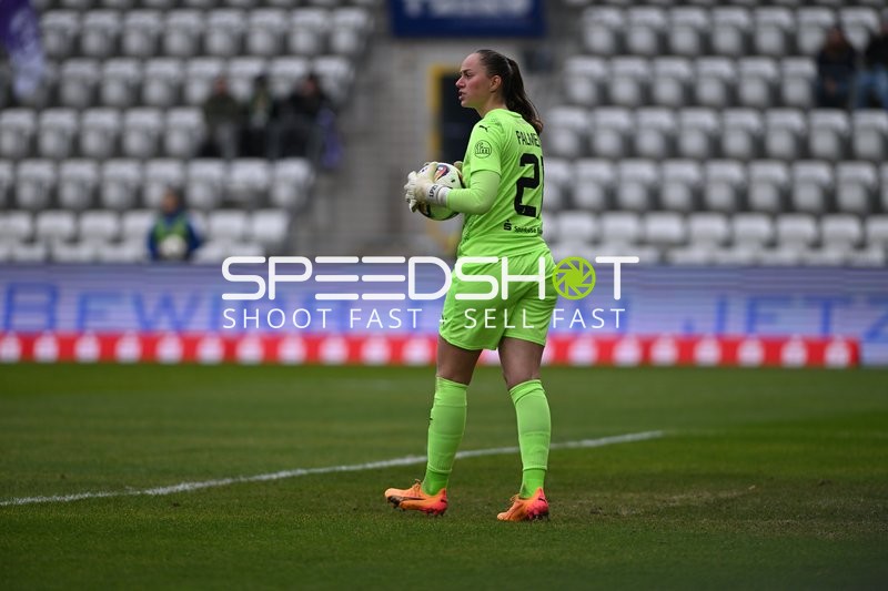 Torwartin hält Ball