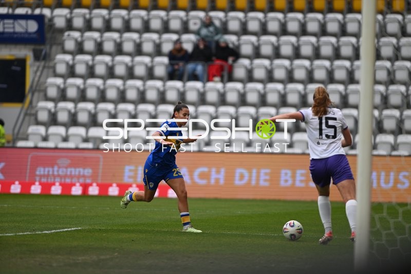 Spieler mit Ball und Verteidigerin